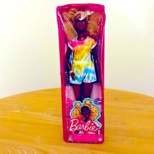 Barbie - Blonde Curly Hair, Dark Complexion - Tie Dye Clothes